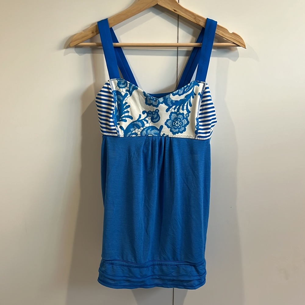 Lululemon blue floral tank size 6